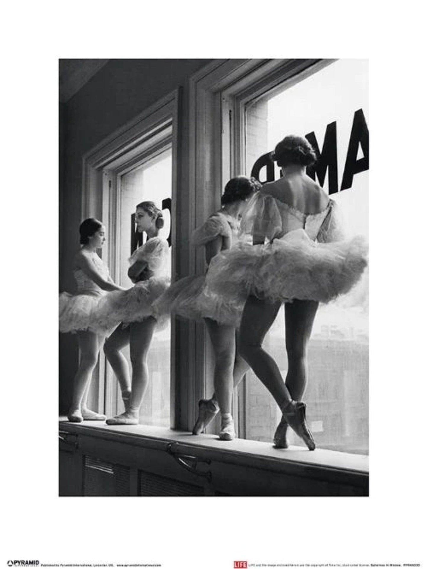 Kunstdruk Time Life Ballerinas In Window 30x40cm Pyramid PPR44030 | Posters.nl
