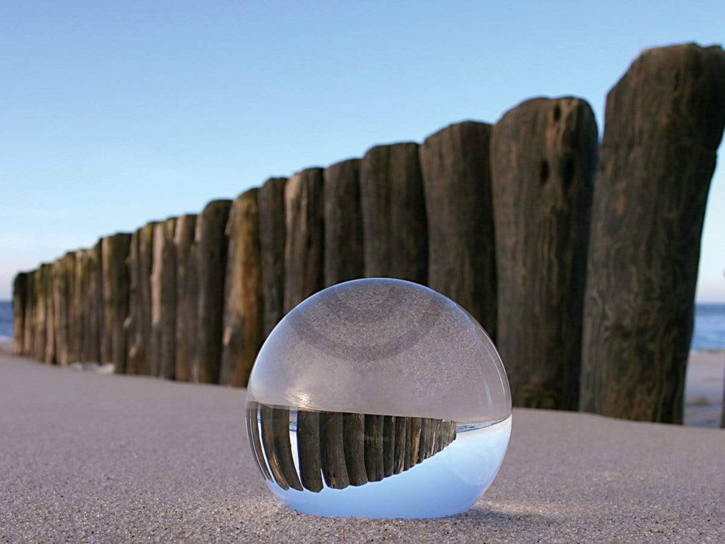 Gerhard Rossmeissl  Kugel im Sand Kunstdruk 80x60cm | Posters.nl