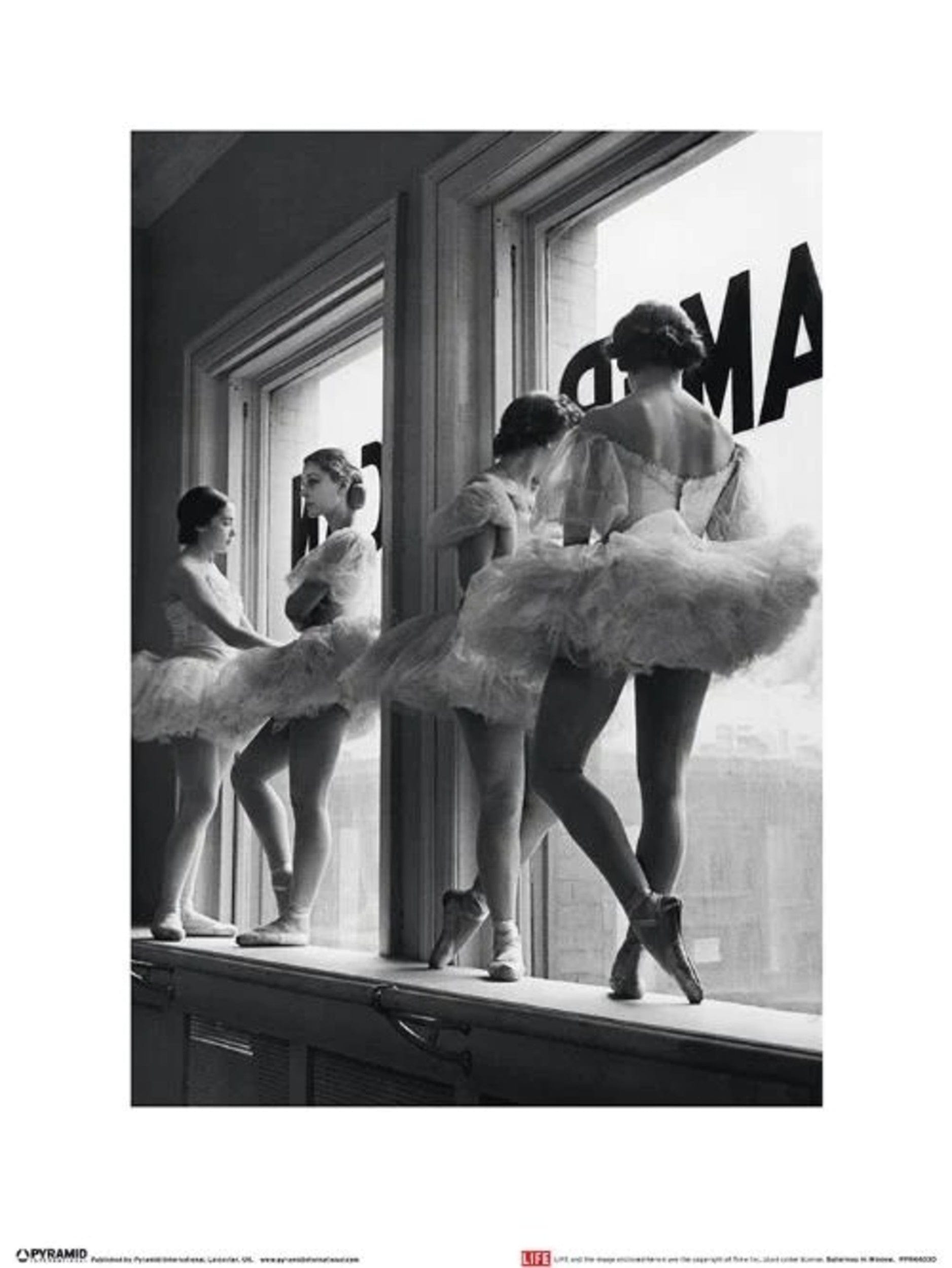 Kunstdruk Time Life Ballerinas In Window 30x40cm Pyramid PPR44030 | Posters.nl