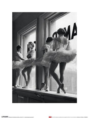 Kunstdruk Time Life Ballerinas In Window 30x40cm Pyramid PPR44030 | Posters.nl
