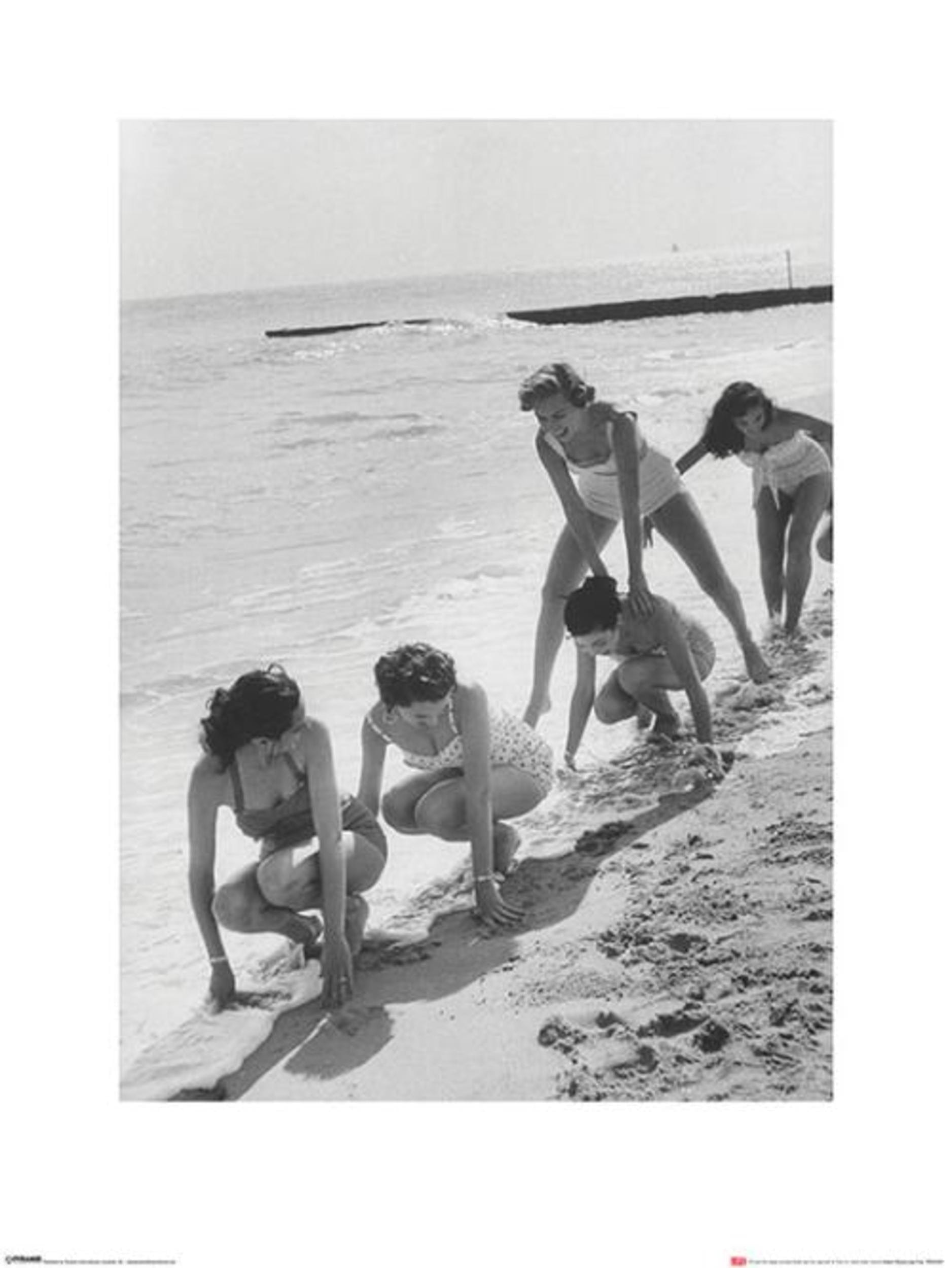 Kunstdruk Time Life Models Playing Leap Frog 60x80cm Pyramid PPR40197 | Posters.nl