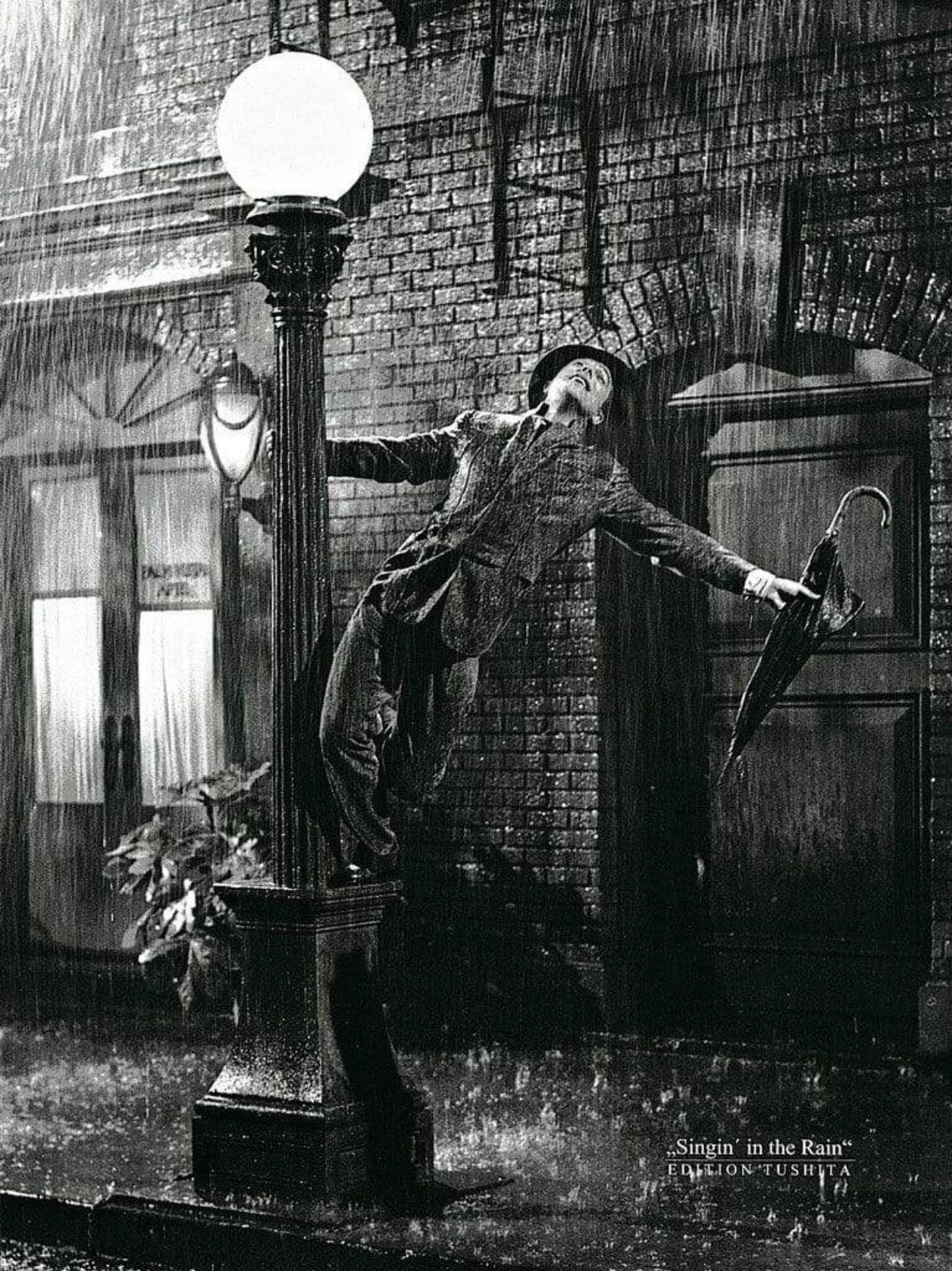 Liby  Gene Kelly singing in the Rain Kunstdruk 50x70cm | Posters.nl