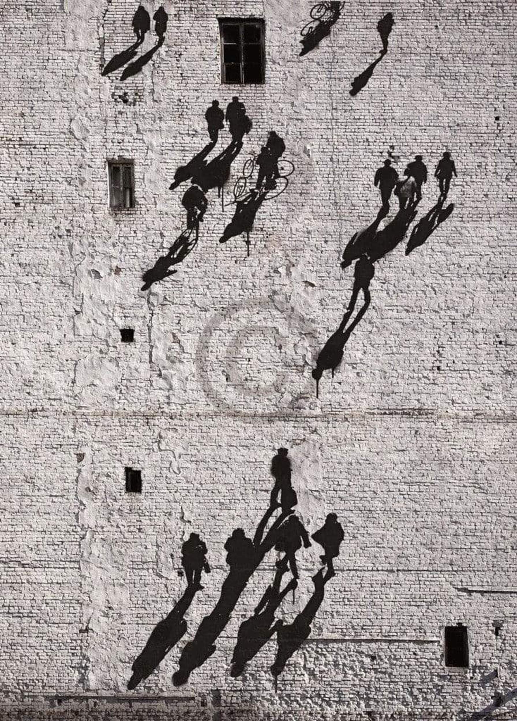Edition Street   Walking the Wall Kunstdruk 50x70cm | Posters.nl