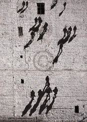 Edition Street   Walking the Wall Kunstdruk 50x70cm | Posters.nl