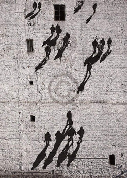 Edition Street   Walking the Wall Kunstdruk 50x70cm | Posters.nl