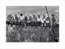 Pyramid Lunch on a Skyscraper Kunstdruk 60x80cm | Posters.nl