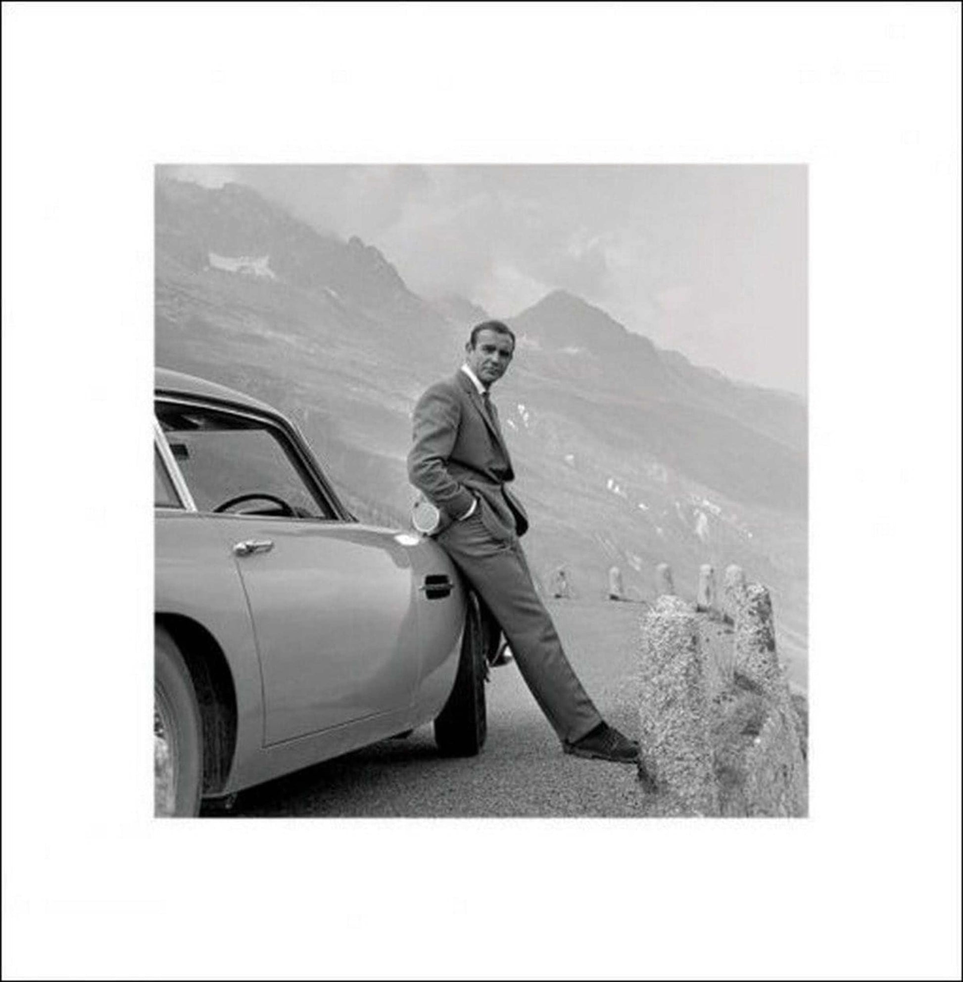 Pyramid James Bond Aston Martin Kunstdruk 40x40cm | Posters.nl